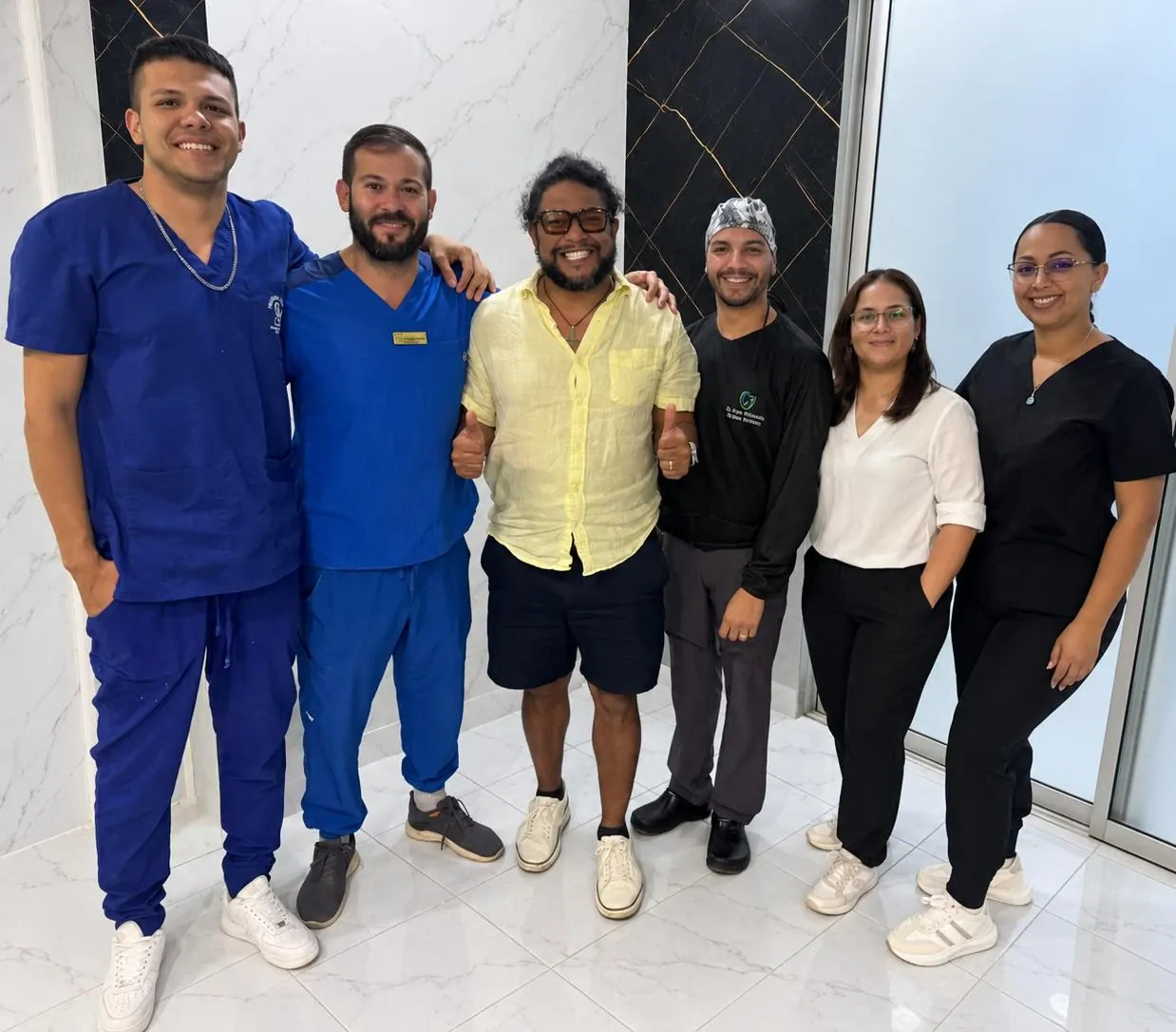 Equipo de doctores y personal de Esthetic Dent posando juntos en una de nuestras clínicas