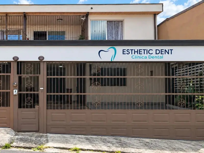 Exterior of Esthetic Dent's clinic in Pavas, San José, Costa Rica
