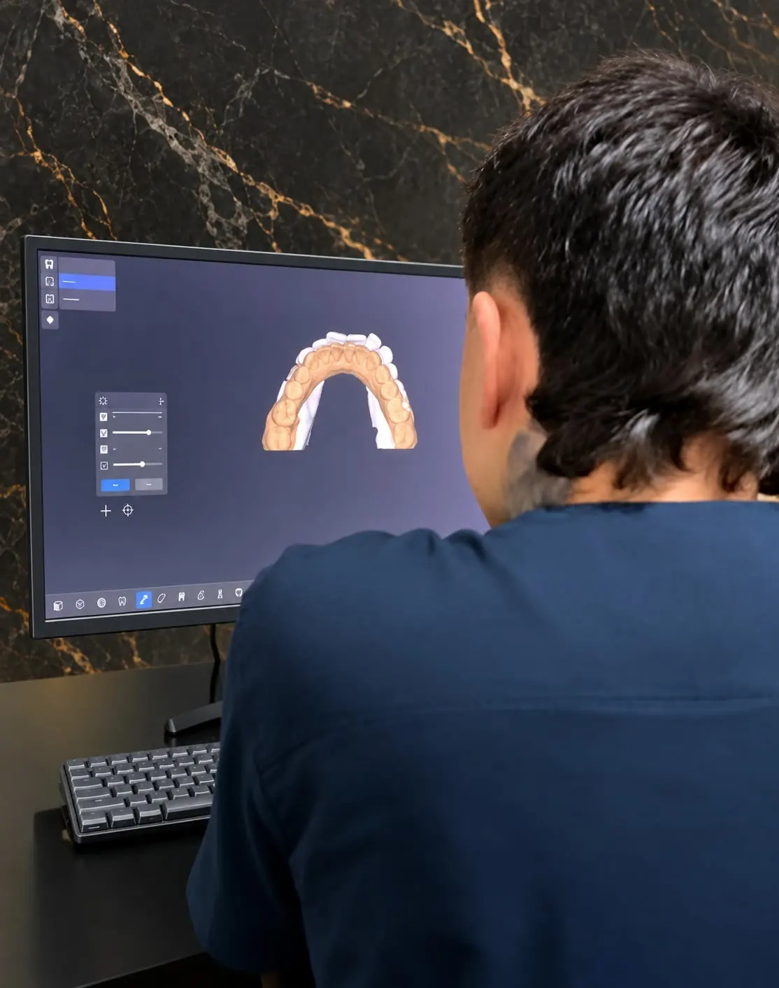 Profesional diseñando una corona dental con tecnología CAD/CAM en su computadora