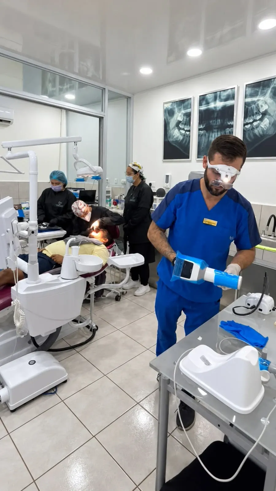 Equipo de especialistas de Esthetic Dent atendiendo a un paciente durante un tratamiento de endodoncia
