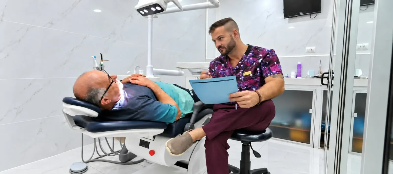 Especialista conversando con un paciente sobre su plan de tratamiento antes de la endodoncia