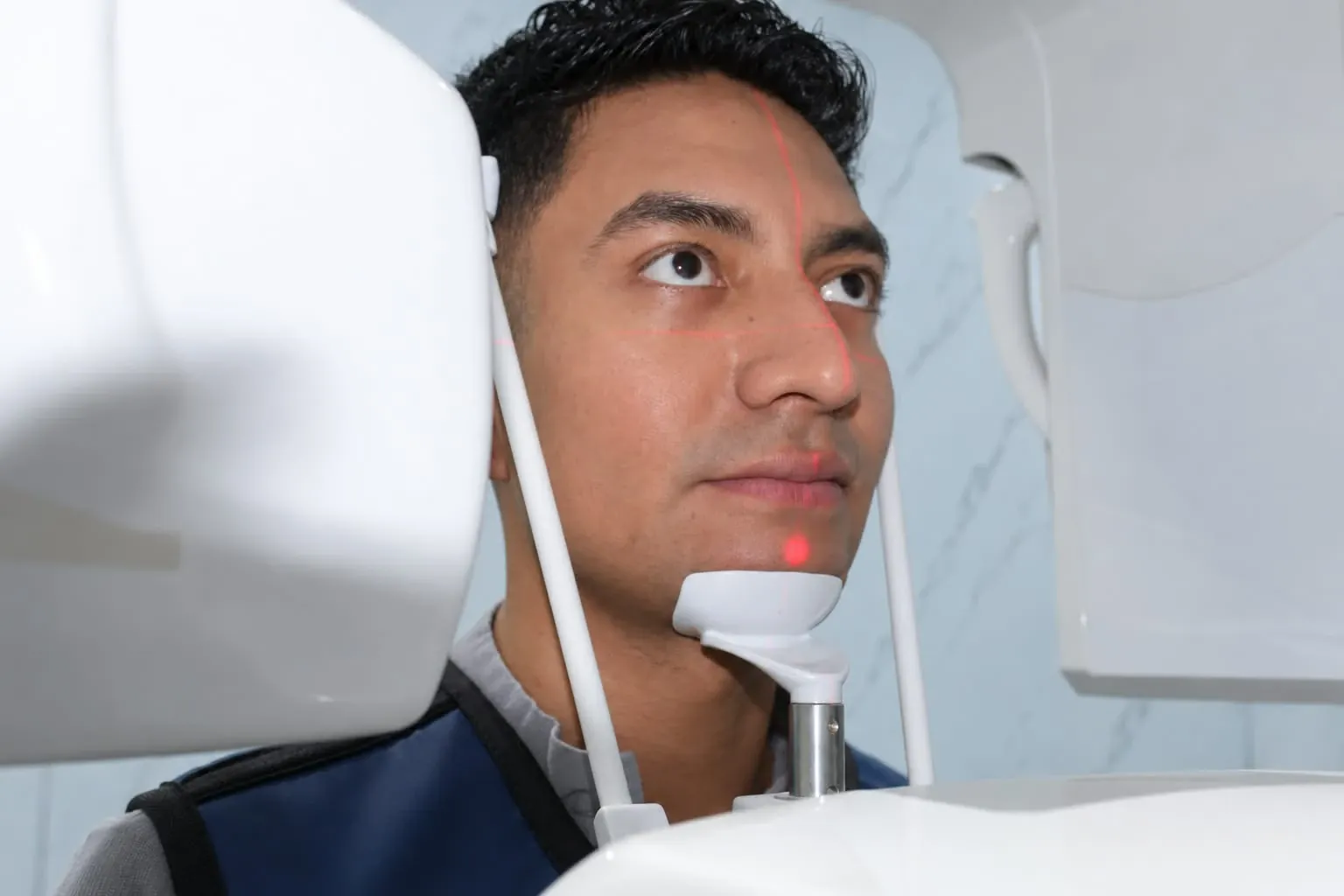 Paciente realizándose una tomografía 3D para planificación digital de un implante