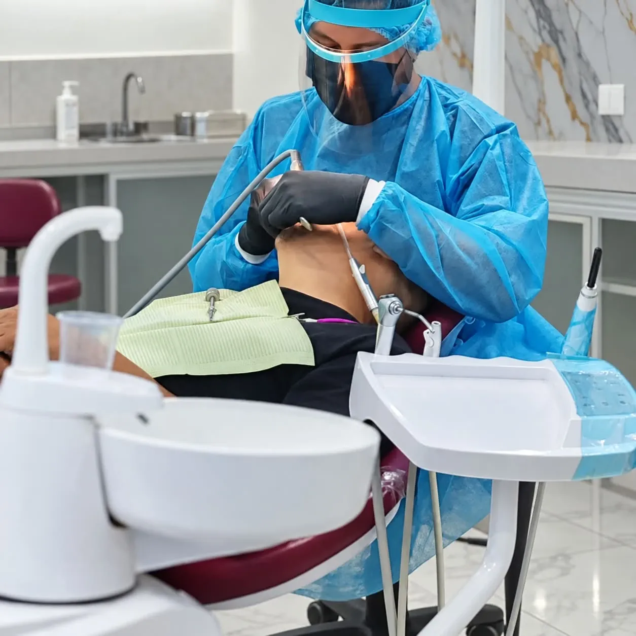 Cirujano dental realizando un procedimiento de cirugía oral en Esthetic Dent