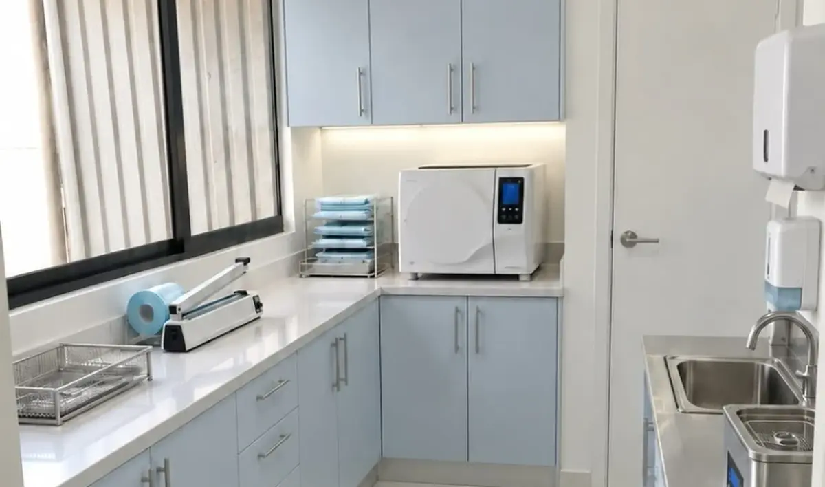 Área de esterilización de Esthetic Dent con autoclave, selladora de bolsas y equipo de limpieza ultrasónica